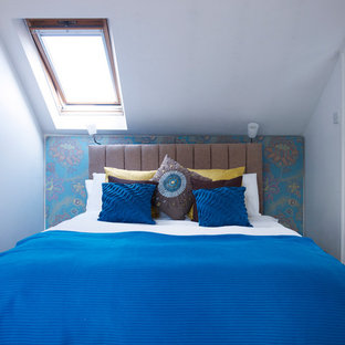 Idee per una piccola camera da letto design con pareti multicolore