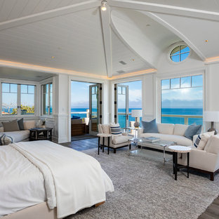 Immagine di una camera matrimoniale stile marinaro con pareti bianche, parquet scuro e pavimento marrone