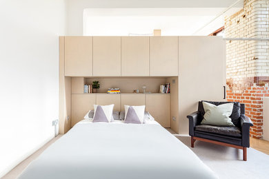 Свежая идея для дизайна: маленькая хозяйская спальня в современном стиле с белыми стенами, ковровым покрытием и серым полом для на участке и в саду - отличное фото интерьера