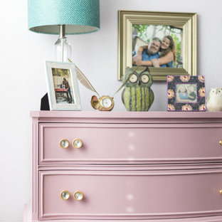 Imagen de dormitorio romántico, pequeño, con paredes púrpuras y moqueta