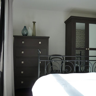 Modelo de dormitorio actual, pequeño, con paredes blancas