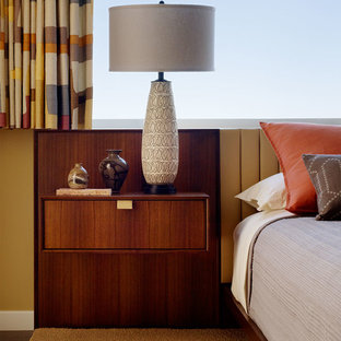 Imagen de dormitorio principal, vintage, de tamaño medio, sin chimenea, con suelo de madera oscura y paredes amarillas