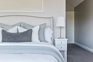 Пример оригинального дизайна: спальня с серыми стенами, ковровым покрытием и серым полом