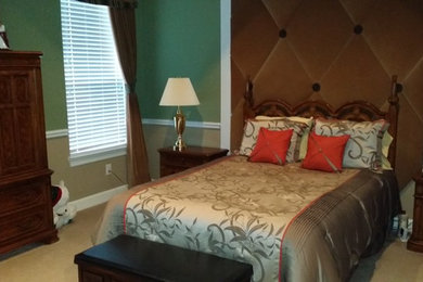 Ejemplo de dormitorio principal clásico de tamaño medio con paredes verdes y moqueta