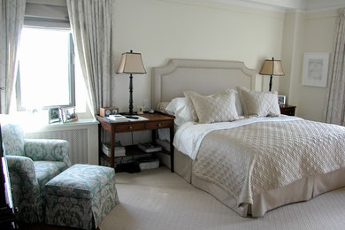 Diseño de dormitorio principal contemporáneo grande con paredes beige y suelo de madera en tonos medios