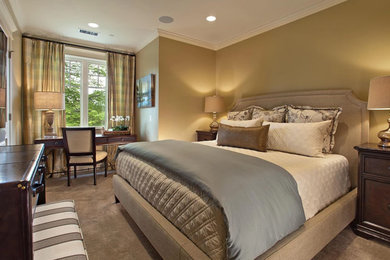Modelo de dormitorio principal tradicional renovado de tamaño medio sin chimenea con paredes beige, moqueta y suelo beige