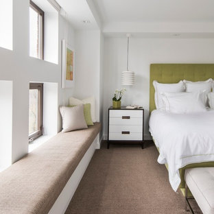 Imagen de dormitorio principal, contemporáneo, de tamaño medio, sin chimenea, con paredes blancas y moqueta