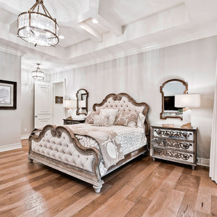 Foto di una grande camera matrimoniale classica con pareti bianche, parquet chiaro e soffitto a cassettoni