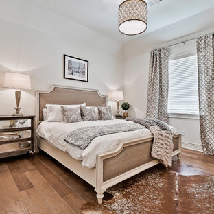 Modelo de habitación de invitados clásica renovada, grande, con paredes blancas y suelo de madera clara
