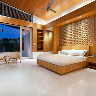 Imagen de dormitorio principal, contemporáneo, con paredes marrones, suelo de piedra caliza y suelo blanco