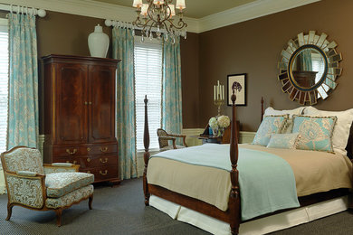 Ejemplo de dormitorio principal tradicional de tamaño medio sin chimenea con paredes marrones y moqueta