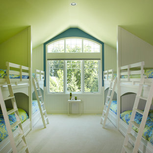 Modelo de habitación de invitados tradicional, de tamaño medio, con paredes verdes, moqueta y suelo beige