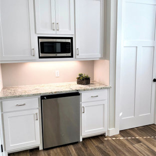 Foto de habitación de invitados de estilo americano, grande, con paredes grises, suelo de baldosas de porcelana, chimenea de doble cara y suelo multicolor