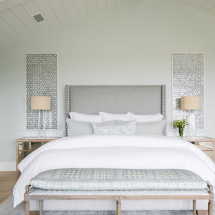 75+ Schlafzimmer mit grüner Wandfarbe und hellem Holzboden Ideen