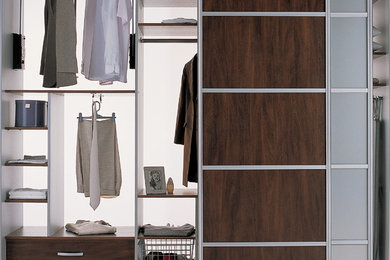 Ejemplo de armario y vestidor minimalista pequeño
