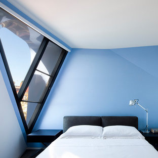 Modelo de dormitorio principal, actual, grande, con paredes azules