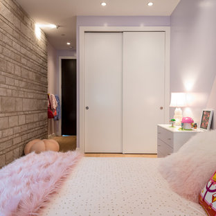 Imagen de habitación de invitados actual, de tamaño medio, con paredes púrpuras, suelo de madera clara y suelo multicolor