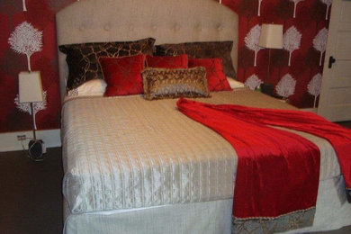 他の地域にある広いトランジショナルスタイルのおしゃれな寝室のインテリア