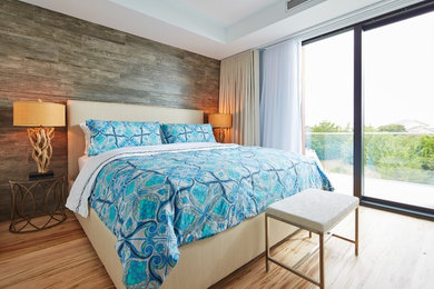 ウィルミントンにある中くらいなビーチスタイルのおしゃれな客用寝室 (茶色い壁、竹フローリング) のレイアウト