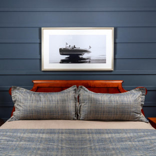 Mittelgroßes Maritimes Gästezimmer mit blauer Wandfarbe, hellem Holzboden, braunem Boden und Wandpaneelen in Miami