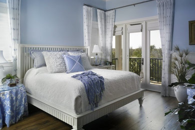 Пример оригинального дизайна: гостевая спальня среднего размера, (комната для гостей) в морском стиле с синими стенами и паркетным полом среднего тона без камина