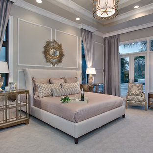Foto de dormitorio principal, tradicional renovado, grande, con paredes beige y moqueta