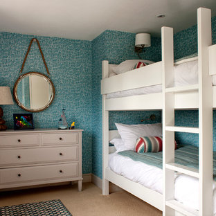 Modelo de dormitorio costero con paredes azules y moqueta