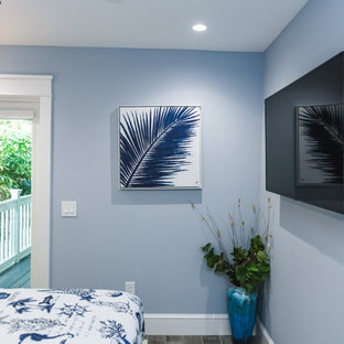 Ejemplo de habitación de invitados marinera con paredes azules, suelo de baldosas de porcelana y suelo gris