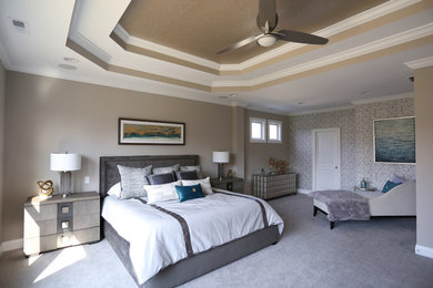 インディアナポリスにある広いトランジショナルスタイルのおしゃれな主寝室 (黒い壁、カーペット敷き、暖炉なし、ベージュの床) のインテリア
