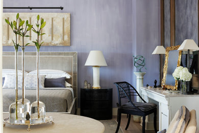 Стильный дизайн: хозяйская спальня в стиле неоклассика (современная классика) с фиолетовыми стенами и светлым паркетным полом - последний тренд