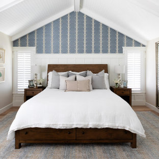 Großes Klassisches Hauptschlafzimmer mit bunten Wänden, braunem Holzboden, beigem Boden, Holzdecke und vertäfelten Wänden in San Diego