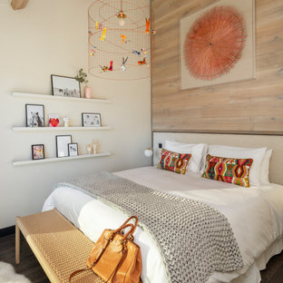 Inspiration för ett funkis sovrum, med beige väggar, mörkt trägolv och brunt golv