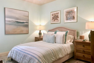 На фото: гостевая спальня среднего размера, (комната для гостей) в морском стиле с синими стенами и полом из керамической плитки