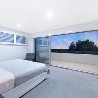 Diseño de dormitorio principal, minimalista, de tamaño medio, con paredes rojas, moqueta y suelo gris
