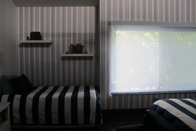 На фото: спальня в стиле модернизм с