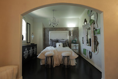 ダラスにある中くらいなモダンスタイルのおしゃれな寝室 (白い壁、濃色無垢フローリング) のインテリア
