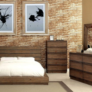 Diseño de dormitorio tipo loft, rural, con paredes marrones, suelo de madera oscura, estufa de leña y marco de chimenea de madera