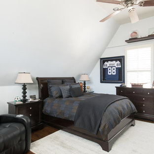 Foto de habitación de invitados clásica renovada, grande, con paredes blancas, suelo de madera en tonos medios y suelo marrón