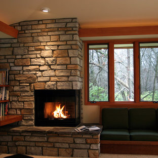 Diseño de dormitorio principal, de estilo americano, de tamaño medio, con paredes beige, moqueta, chimenea de esquina y marco de chimenea de piedra