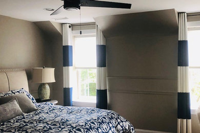 Стильный дизайн: гостевая спальня среднего размера, (комната для гостей) в стиле неоклассика (современная классика) с серыми стенами, паркетным полом среднего тона и коричневым полом - последний тренд