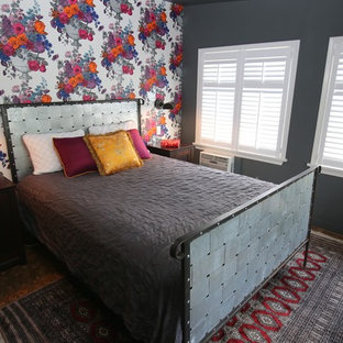 Kleines Stilmix Hauptschlafzimmer mit grauer Wandfarbe, Korkboden und grauem Boden in Detroit