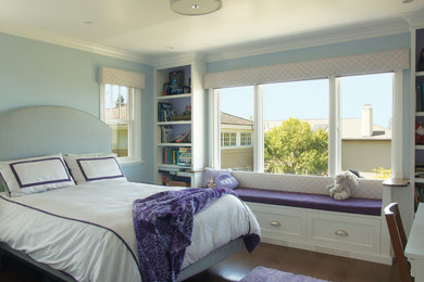 Imagen de dormitorio clásico grande sin chimenea con paredes azules y suelo de madera en tonos medios