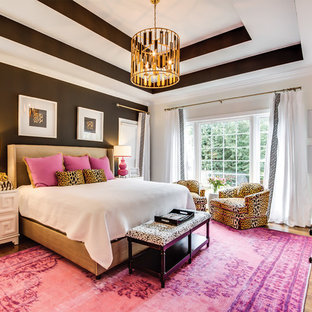 Aménagement d'une grand chambre parentale classique avec un mur blanc, un sol en bois brun, un sol marron et aucune cheminée.