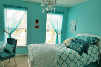 クリーブランドにある小さなコンテンポラリースタイルのおしゃれな客用寝室 (緑の壁、カーペット敷き、ベージュの床)