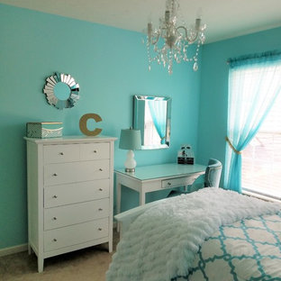 Imagen de habitación de invitados actual, pequeña, con paredes verdes, moqueta y suelo beige
