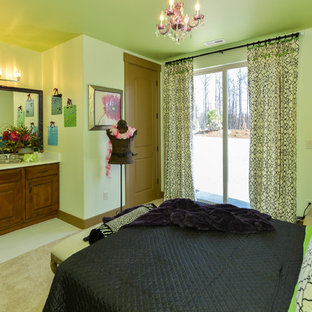 Mittelgroßes Stilmix Gästezimmer ohne Kamin mit Teppichboden, grüner Wandfarbe und beigem Boden in Denver