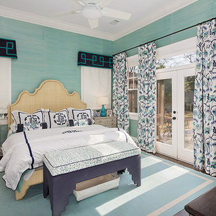 Diseño de dormitorio principal, clásico renovado, de tamaño medio, con paredes azules, moqueta y suelo azul