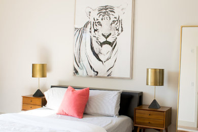 Ejemplo de habitación de invitados contemporánea de tamaño medio sin chimenea con paredes beige y suelo de madera en tonos medios
