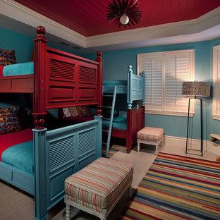 Großes Gästezimmer mit blauer Wandfarbe, Porzellan-Bodenfliesen und beigem Boden in Miami