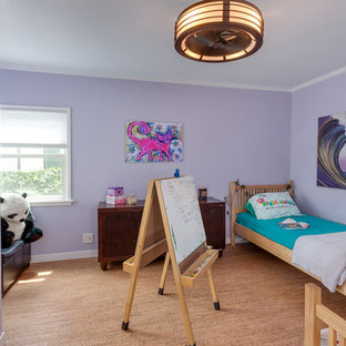 Modelo de dormitorio actual, grande, sin chimenea, con paredes púrpuras, suelo de corcho y suelo beige